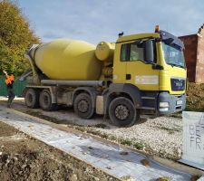 Livraison du ciment en camion toupie à 11h15. Quinze minutes après il était déjà parti après avoir déversé 4,5-5 m3 de ciment.