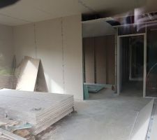Vue salon/salle de jeux/couloir