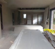 Vue salon/salle à manger/cuisine/cellier/entrée