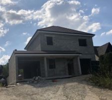 Couverture termin&eacute;e et tr&egrave;s bien r&eacute;alis&eacute;e.
Deux probl&egrave;mes : la chemin&eacute;e est ab&icirc;m&eacute;e et n?est pas droite et une goutti&egrave;re est enfonc&eacute;e.
Le constructeur doit nous rectifier cela prochainement...