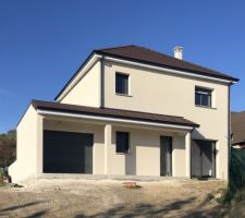 Le ravalement a été très bien fait.
A l?intérieur de la maison, les électriciens, plombiers plaquistes et enduiseurs se sont succédés et on bien bossé ! Le carreleur a posé le carrelage dans le séjour : il manque pour l?instant une partie mais nous en sommes contents.
10/11/19 : La livraison de la maison ne devrait pas tarder : nous sommes en attente depuis un mois des couvreurs qui doivent remplacer le conduit de cheminée ...