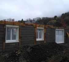 Début des coffrages pour le chaînage, ceinturage de la maison, Coffrage pour le scellement des compobaies. Les maçons sont venus hier samedi 9 novembre pour commencer.