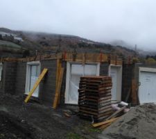 Début des coffrages pour le chaînage, ceinturage de la maison, Coffrage pour le scellement des compobaies. Les maçons sont venus hier samedi 9 novembre pour commencer.