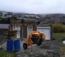 Début des coffrages pour le chaînage, ceinturage de la maison, Coffrage pour le scellement des compobaies. Les maçons sont venus hier samedi 9 novembre pour commencer.