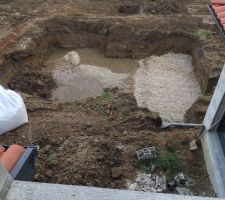 Terrassement de la piscine vu depuis le balcon de l'étage