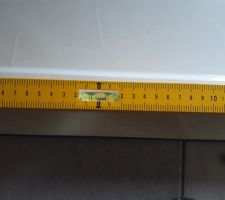 Niveau pos&eacute; sur le bac de douche extra plat... On comprend pourquoi l'eau stagne d'un c&ocirc;t&eacute;...