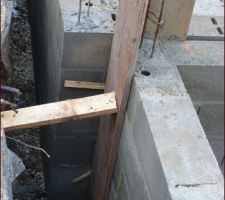 Visiblement 2 angles ont été coffrés pour n'avoir à casser que les murs qui étaient de travers