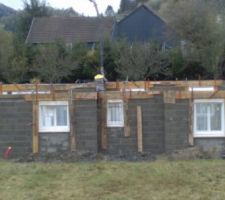 Coffrage des compobaies et coulage du chaînage ceinturage.