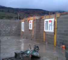 Coffrage des compobaies et coulage du chaînage ceinturage.