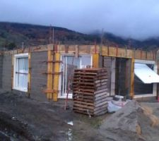 Coffrage des compobaies et coulage du chaînage ceinturage.