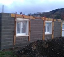 Coffrage des compobaies et coulage du chaînage ceinturage.