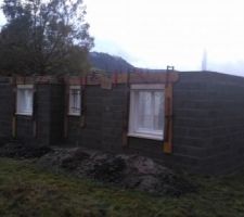 Coffrage des compobaies et coulage du chaînage ceinturage.