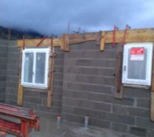 Coffrage des compobaies et coulage du chaînage ceinturage.