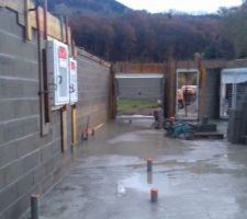 Coffrage des compobaies et coulage du chaînage ceinturage.