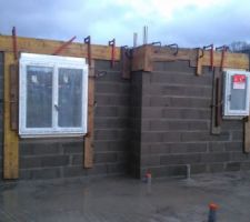 Coffrage des compobaies et coulage du chaînage ceinturage.