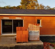 Ca y est la maison et hors d'eau hors d'air!!
Petit soucis au niveau de la livraison des fenêtres des chambres. Trop petites mais vu le temps la CT a préféré les faire poser en provisoire pour protéger l'intérieur de la pluie. Les nouvelles sont déjà commandées et devraient arriver rapidement.