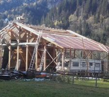 Prêt à commencer, avec les chevrons enlevés (stockés sur les avant-toit