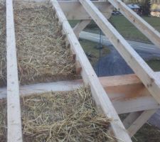 Toutes les bottes en place dans la partie nord du toit, et les chevrons remis