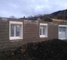 Décoffrage du chaînage et ceinturage. Début de montage des pignons.