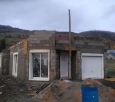 Décoffrage du chaînage et ceinturage. Début de montage des pignons.