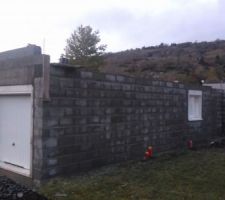 Décoffrage du chaînage et ceinturage. Début de montage des pignons.