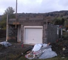 Décoffrage du chaînage et ceinturage. Début de montage des pignons.