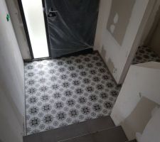 Le carrelage facon "carreaux de ciment" de l'accueil.