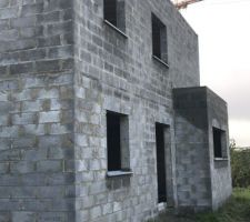 Pose des seuils en pierre bleue