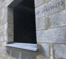 Pose des seuils en pierre bleue