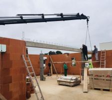 Installation des poutres en b&eacute;ton.