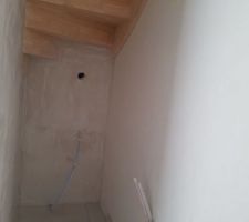 Le platrier a réalisé la cloison en dessous des escaliers,nos toilettes se trouveront en dessous.