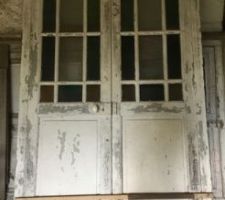 Réception d'une porte bien croutée...
La peinture grise est au plomb, typique du XIXe.