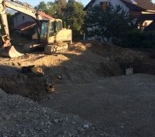 Le terrassier a creusé le trou