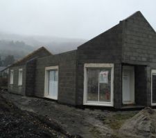 Fin de montage du deuxième pignon. La maçonnerie est finie.