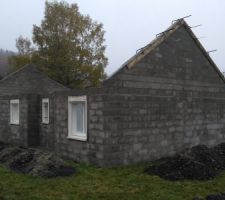 Fin de montage du deuxième pignon. La maçonnerie est finie.