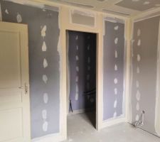Chambre d'ami au Rdc + Salle d'eau.