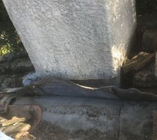 Base de la sortie de cheminée sur le toit