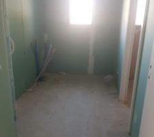 Salle de bain avec accès buanderie par porte à galandage