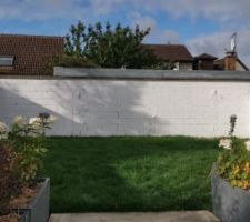 Peinture blanche sur les parpaings afin de l &eacute;claircir et de l agrandir visuellement