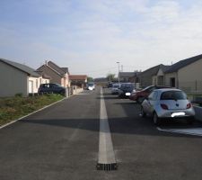 On dirait un parking de supermarché et cela ne ressemble pas aux vues publicitaires. là, il y a un problème. il manque les arbres, les trottoirs (et autres détails) et on se retrouve avec plein d'emplacements de stationnement qui ne sont pas censés exister