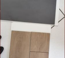 Choix du carrelage : gris pour les escaliers et imitation parquet pour toutes les pièces de vie.