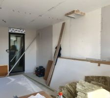 Futur salon (avec les 2 plaques de placo anti feu pour le futur poele)