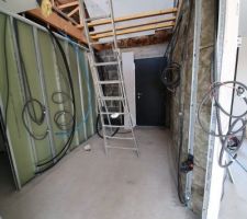 Futur hall d'entr&eacute;e (photo un peu d&eacute;form&eacute; par le grand angle de mon tel pour avoir toute la pi&egrave;ce)