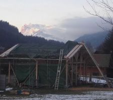 La bâche, pour essayer d'éviter le givre (juste posée, le moindre souffle peut l'enlever...)