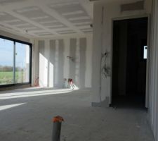 Vue sur salon (au fond à gauche) et entrée bureau/chambre amis/sdb (à droite)
