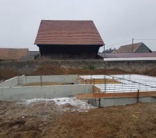 Préparation de la dalle du RDC avec le hourdis polystyrène. Photos prises juste avant le ferraillage et coulage du béton.