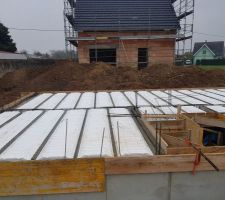 Préparation de la dalle du RDC avec le hourdis polystyrène. Photos prises juste avant le ferraillage et coulage du béton.