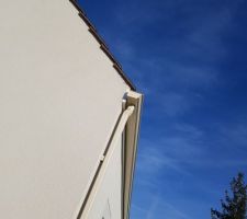 Les désordres continuent ...le petit détail du jour....les fissures de chaque coté du pignon