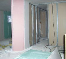 Vu sur la cuisne qui est derriere le pan casse et le couloir des chambres