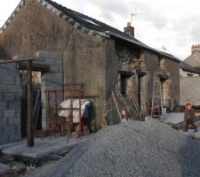 La buanderie remplace les soues &agrave; cochon
le mur mitoyen est mont&eacute;